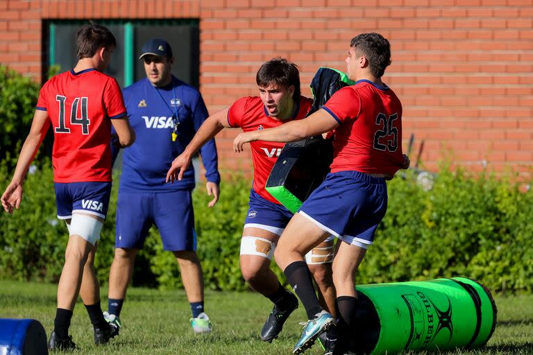 El último día de entrenamiento de los Pumitas antes de debutar en el Mundial de menores de 20 años, ante la mirada de su entrenador, el tucumano Galindo.