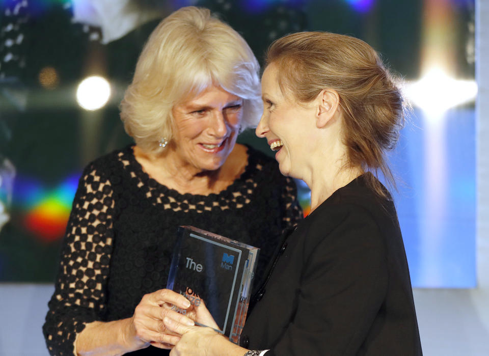 Camilla duquesa de Cornwall entrega el Premio Man Booker de Ficción 2018 a la autora británica Anna Burns en la 50a edición del premio en el edificio Guildhall en Londres el martes 16 de octubre de 2018.(Foto AP/Frank Augstein, Pool)