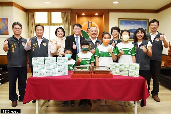 生產中、西藥和健康食品的生春堂製藥工業與立康生醫事業股份有限公司捐贈苗栗縣政府三十萬五千片的醫療口罩。（記者江乾松攝）