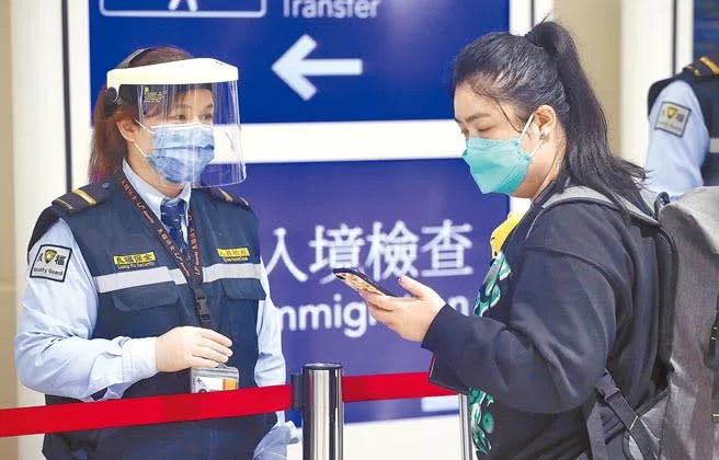 &#x007e7c;&#x006843;&#x005712;&#x004e4b;&#x005f8c;&#x00ff0c;&#x0053f0;&#x005317;&#x005e02;&#x009632;&#x0075ab;&#x0065c5;&#x009928;&#x004e5f;&#x0051fa;&#x0073fe;&#x007fa4;&#x00805a;&#x0067d3;&#x0075ab;&#x003002;&#x005716;&#x0070ba;&#x005728;&#x006843;&#x005712;&#x006a5f;&#x005834;&#x005165;&#x005883;&#x007ba1;&#x005236;&#x005340;&#x005167;&#x00ff0c;&#x009632;&#x0075ab;&#x004eba;&#x0054e1;&#x005354;&#x0052a9;&#x00525b;&#x004e0b;&#x006a5f;&#x007684;&#x0065c5;&#x005ba2;&#x00767b;&#x009304;&#x005165;&#x005883;&#x006aa2;&#x0075ab;&#x008cc7;&#x006599;&#x003002;&#x005716;&#x004e2d;&#x004eba;&#x00975e;&#x0065b0;&#x00805e;&#x007576;&#x004e8b;&#x004eba;&#x003002;&#x00ff08;&#x008303;&#x0063da;&#x005149;&#x00651d;&#x00ff09;