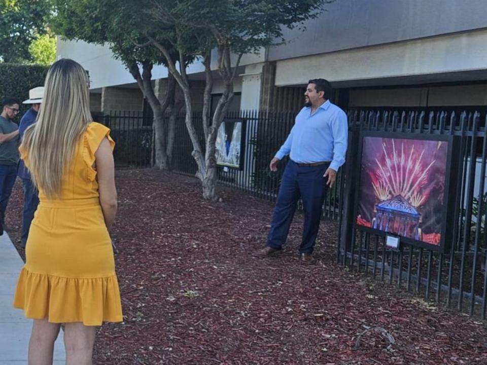 El fotógrafo mexicano nacido en Guadalajara Luis Ramírez Corral posa junto a una de las 12 fotografías de la exposición 'Guadalajara, Ciudad Hermana' a las puertas del Consulado de México en Fresno en Ingram Avenue.