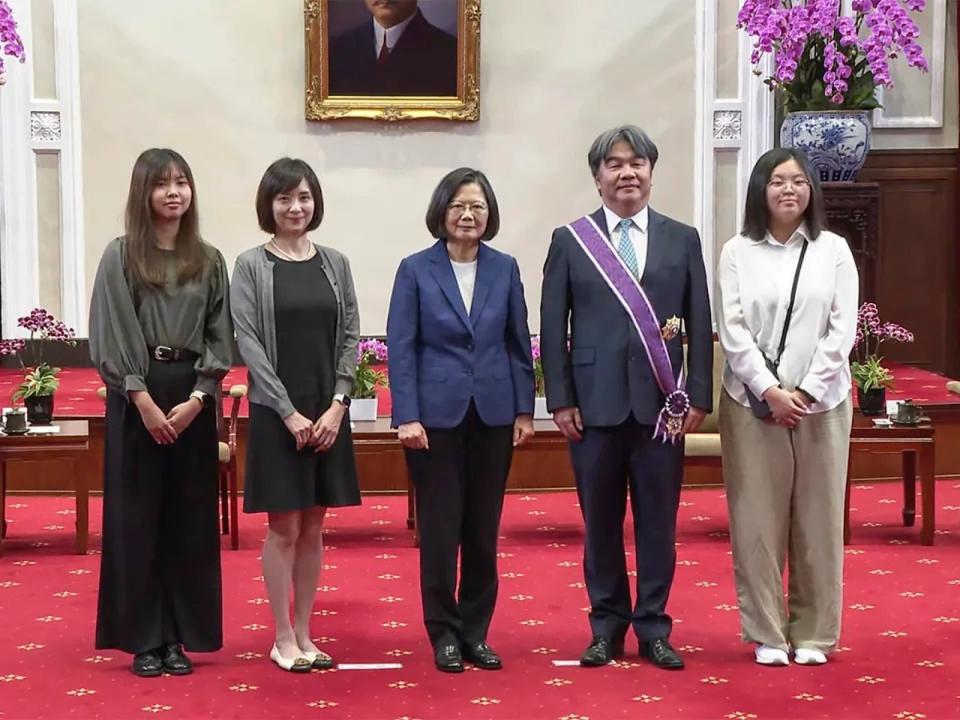 王必勝（右二）接受蔡英文（中）頒㽪三等景星勳章，妻子尤香玉（左二）和兩個女兒都在場。（總統府提供）