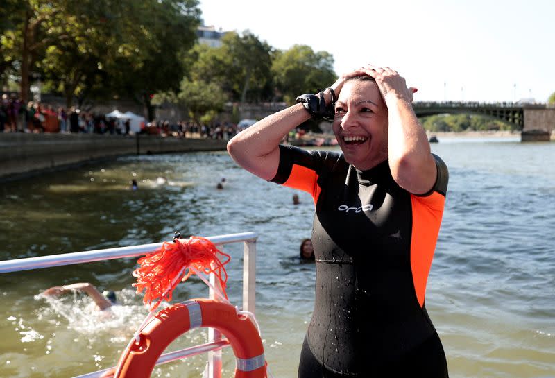 FOTO DE ARCHIVO. La alcaldesa de París, Anne Hidalgo, tras nadar en el río Sena, en París, Francia