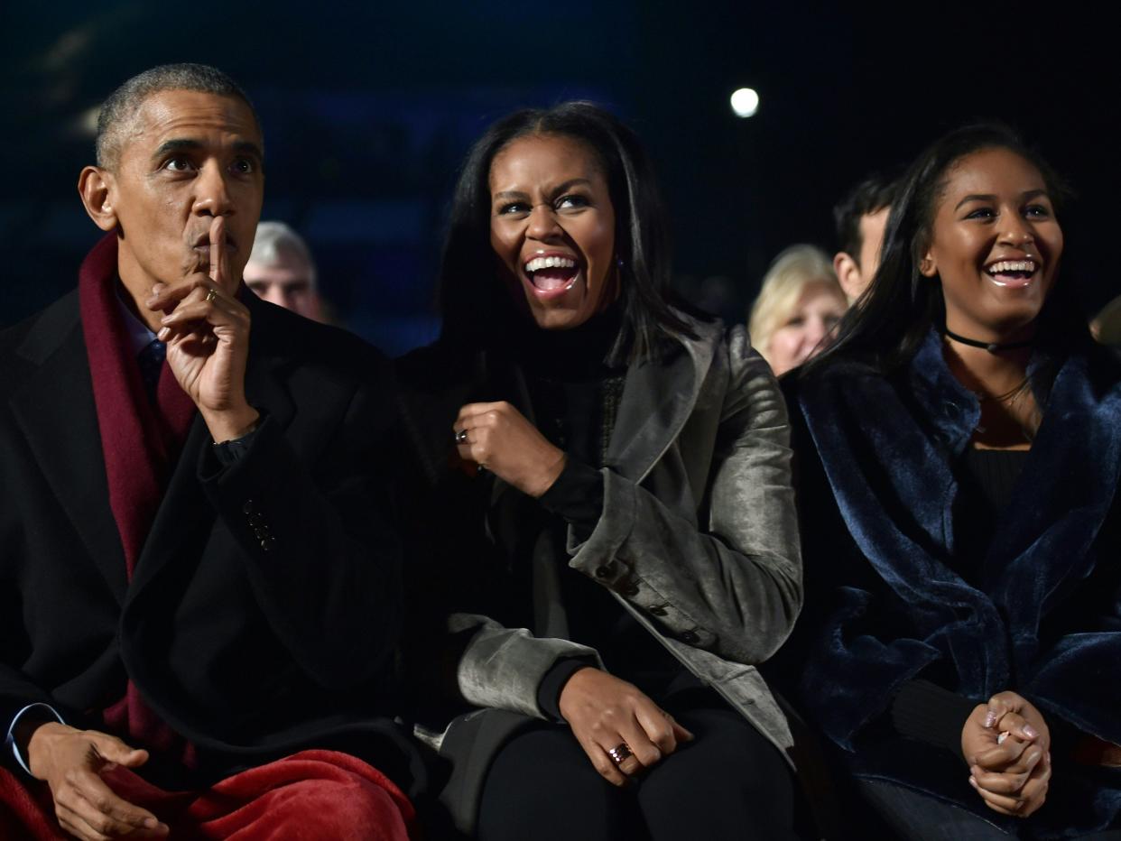 Barack Obama, Michelle Obama, and Sasha Obama at the National Christmas Tree Lighting ceremony on 1 December 2016 in Washington, DC (NICHOLAS KAMM/AFP via Getty Images)