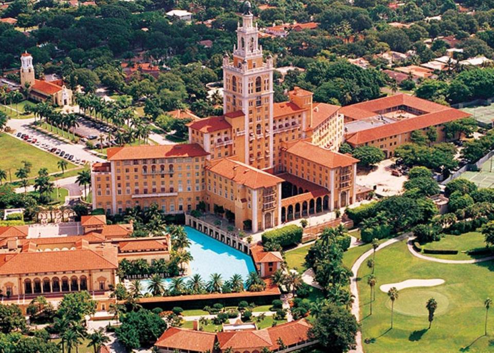 Ariel view of large hotel in Florida