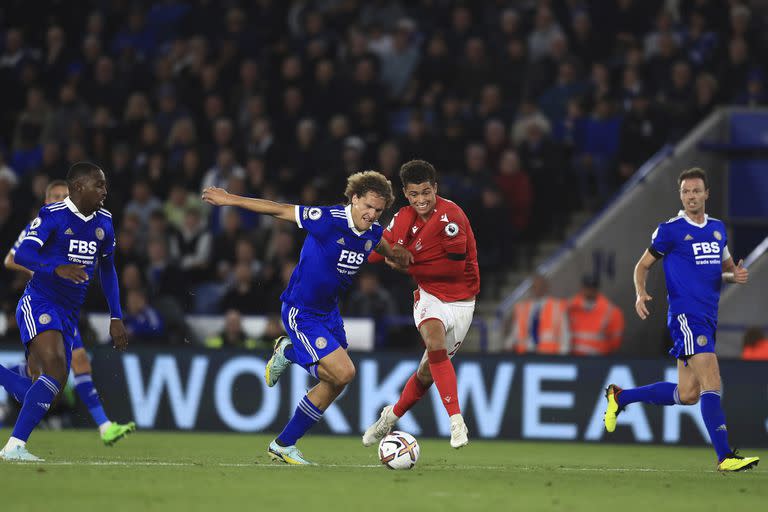 Brennan Johnson en acción con Nottingham Forest, equipo con el que estuvo contratado durante toda su carrera