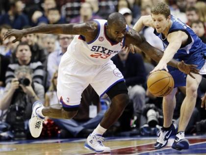 Jason Richardson (L) and the Timberwolves' Luke Ridnour chase a loose ball. (AP)