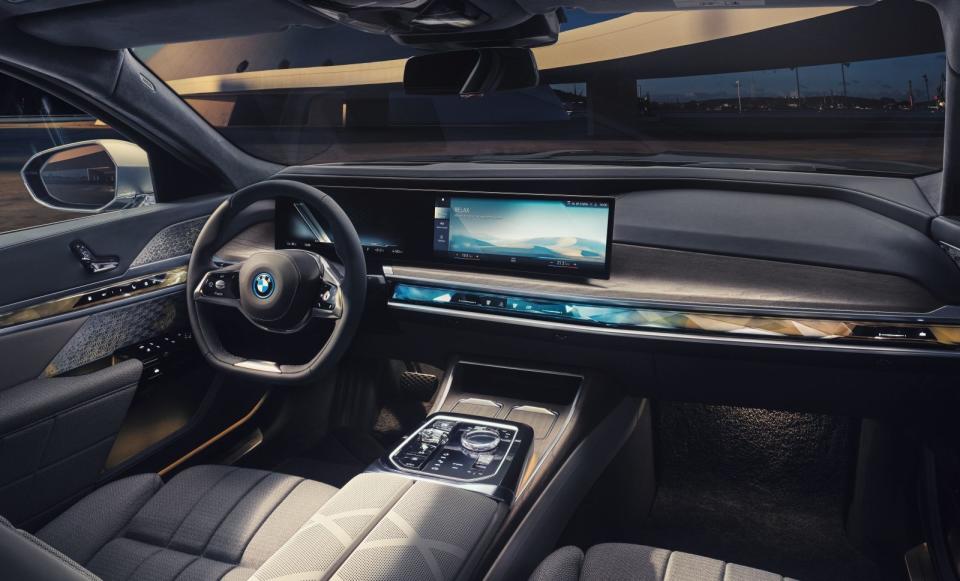 由12.3吋虛擬數位儀錶與14.9吋中控觸控螢幕所構成的懸浮式曲面螢幕，結合BMW環繞光幕與全新BMW Operating System 8.5，為座艙帶來了更圖像式且直覺的使用邏輯，SWAROVSKI頂級水晶內裝套件更展現出精湛無比的質感