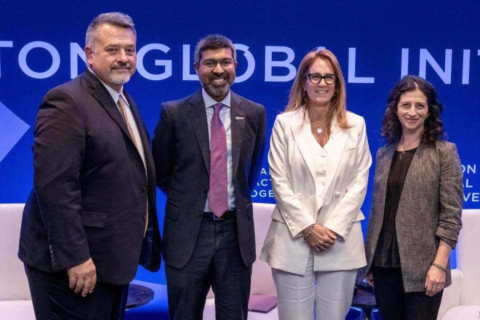 Fotografía fechada el 18 de septiembre de 2023, cedida por Clinton Global Initiative donde aparecen (de izq. a dcha.) el director ejecutivo y presidente de Native CDFI Network, Pete Upton, el director Ejecutivo de BRAC Internacional, Shameran Abed, la directora ejecutiva de Pro Mujer, Carmen Correa, y la moderadora, la reportera de Planet Money de NPR Amanda Aronczyk, mientras posan durante la sesión de la Clinton Foundation titulada “Comunidades fuertes, economías más fuertes”.