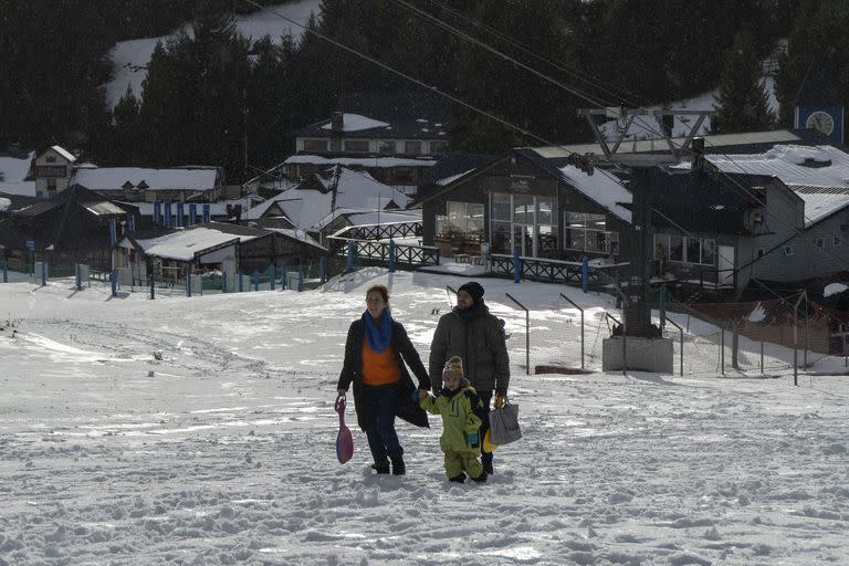 En la base del cerro Catedral se acumularon ocho centímetros de nieve