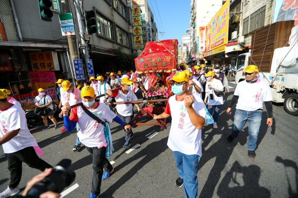 農曆7月15城隍爺遶境賑孤，竹市白天熱鬧到深夜。（圖：廟方提供）