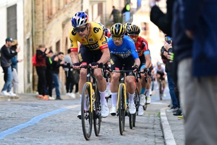 <span class="article__caption">Roglic and Van Aert are both very big fans of Maurten’s new system.</span> (Photo: DIRK WAEM/BELGA/AFP via Getty Images)