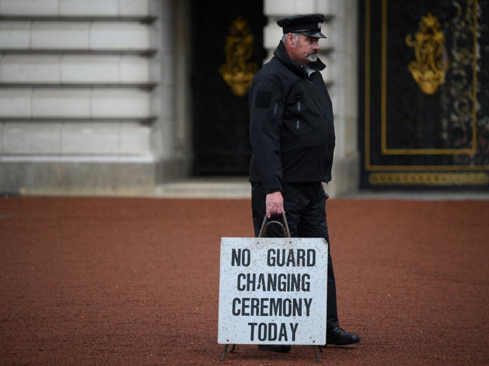 Sign reading "no guard changing ceremony today" is placed outside of Buckingham Palace as doctors express concern over the Queen's health.