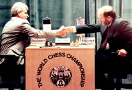 Fischer no volvió a jugar una partida de competición hasta 1992, cuando el campeón del mundo ya era Garri Kasparov. El estadounidense organizó un duelo con Spassky (que se había nacionalizado francés) y le derrotó de nuevo, aunque el nivel de ambos había bajado mucho. Para entonces el campeón del mundo ya era Garri Kasparov. Aquel enfrentamiento no estuvo exento de polémica, ya que se celebró en Belgrado pese a las restricciones impuestas por la ONU a Yugoslavia. El gobierno de EEUU prohibió a Fischer disputarlo, pero este hizo caso omiso. (Foto: AFP / Getty Images).