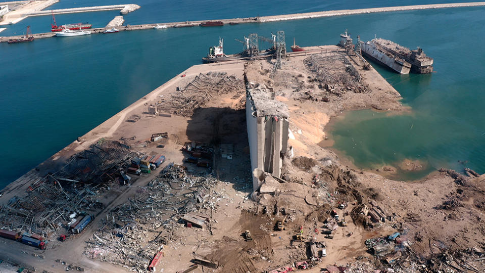 Silos de grano de Beirut en el centro del sitio de la explosión