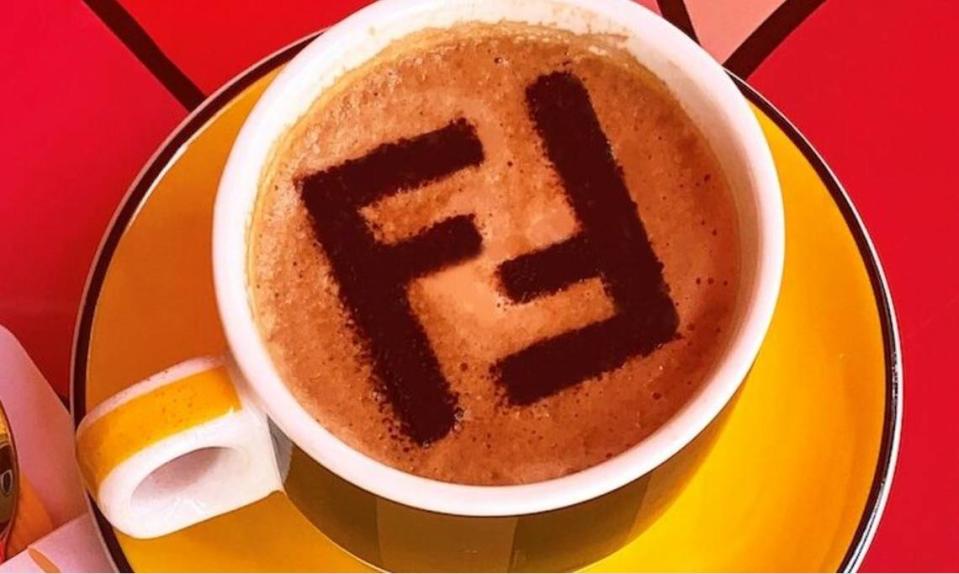 Logo de Fendi en un capuchino.