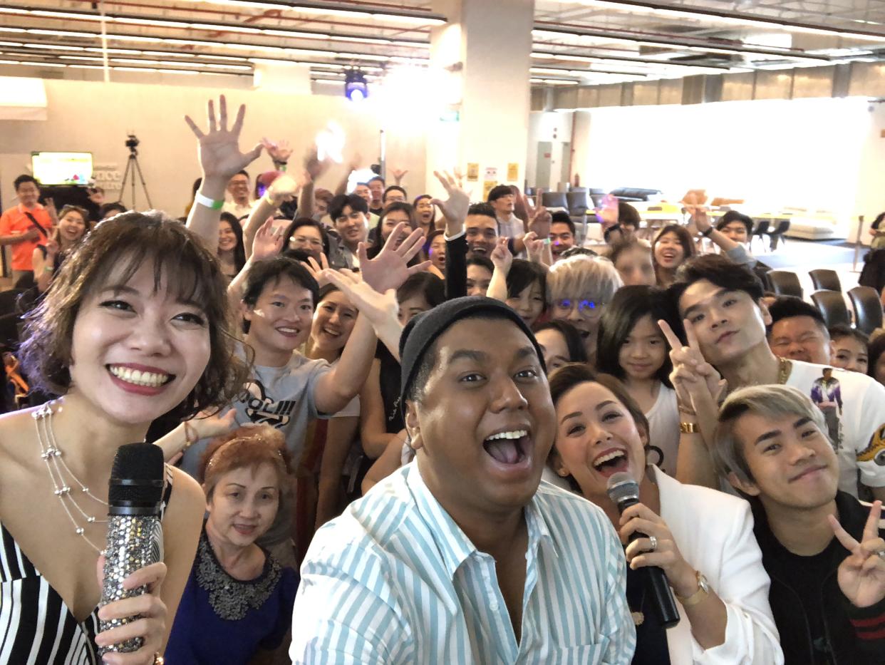 The mentors of StarHub's "I Can Be An Influencer" contest – Dee Kosh, Jianhao Tan, Kelly Latimer, and Kevin – with participants at a workshop on 6 October 2019 at Gain City, Sungei Kadut. (Photo: StarHub)