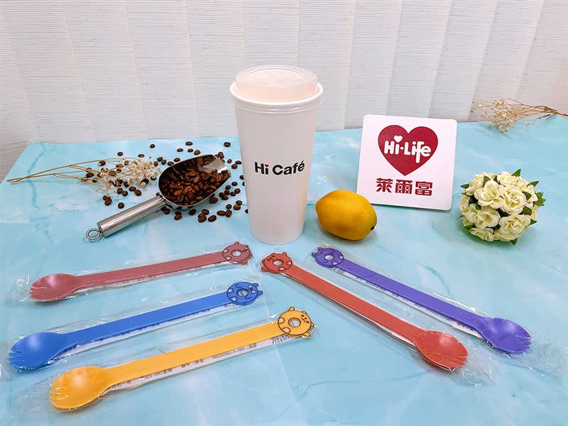 萊爾富推出Hi Café特大杯的冰檸檬美式咖啡或冰檸檬氣泡美式咖啡享單杯特價59元，再限量送動物湯匙乙支。（圖／超商業者提供）