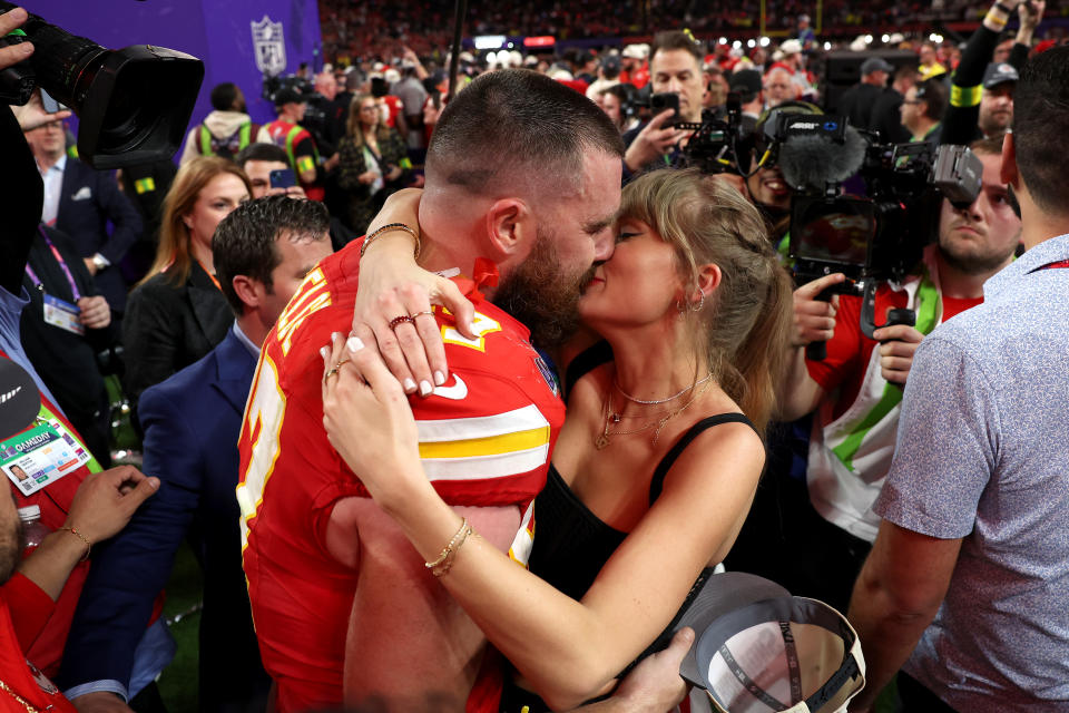 Travis Kelce and Taylor Swift share winning kiss at Superbowl.