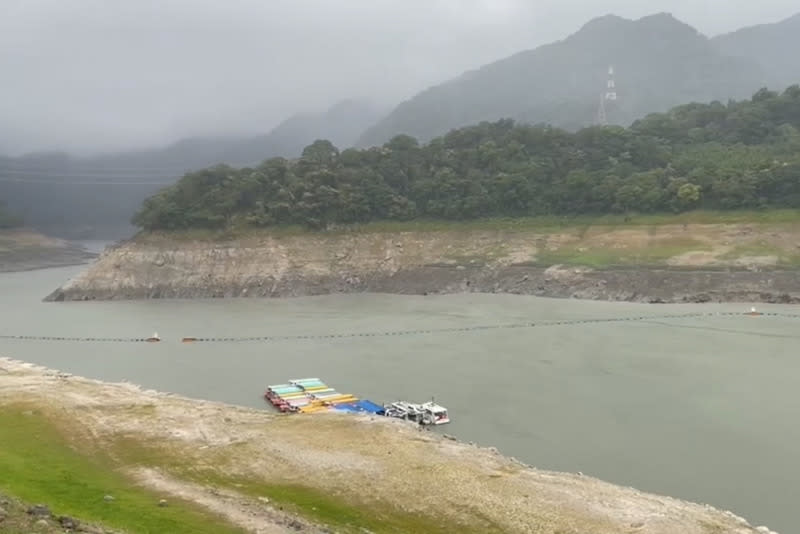 石門水庫水情嚴峻，17日傳出蓄水率只剩百分之二十四，比三年前「百年大旱」同時期的百分之二十七還低。圖為石門水庫2021年石門水庫上游集水區急待雨水進帳情況。（中央社資料照）