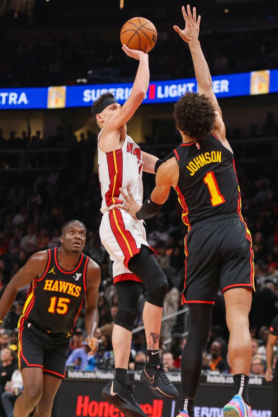 El jugador del Heat de Miami Tyler Herro tira al aro ante la marca de Jalen Johnson, de los Hawks, en el partido celebrado el 9 de abril de 2024 en Atlanta.