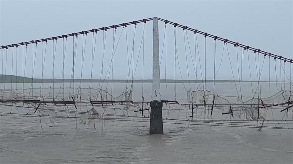 滿州鄉驟雨快又急　港口村路面滾滾泥流