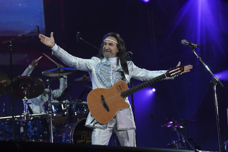 Marco Antonio Solís de la banda gupera mexicana Los Bukis durante su concierto en el Estadio Azteca en la Ciudad de México el 3 de diciembre de 2022. (Foto AP/Marco Ugarte)