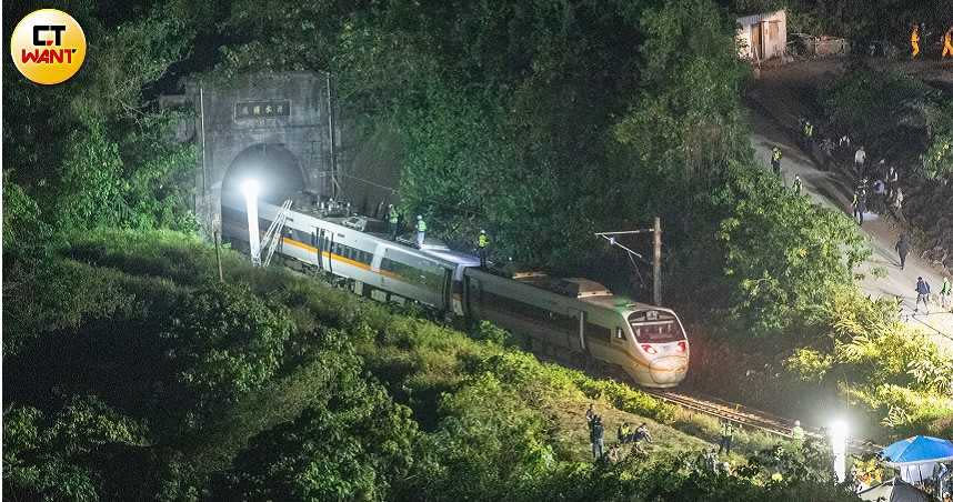 台鐵太魯閣號今天上午因工程車從花蓮清水隧道口山坡滑落卡在鐵軌，造成出軌意外，目前為止已知有50人不幸罹難。（圖／張文玠攝）