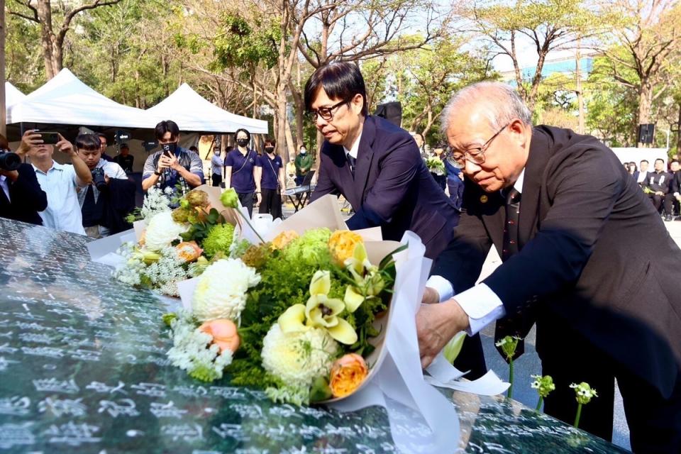 陳其邁(右二)在228和平紀念公園獻花。   圖：高雄市政府/提供