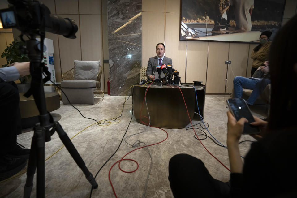 Archivo - El científico chino He Jiankui habla durante una breve conferencia de prensa en Beijing el 21 de febrero de 2023. (AP Foto/Mark Schiefelbein, Archivo)