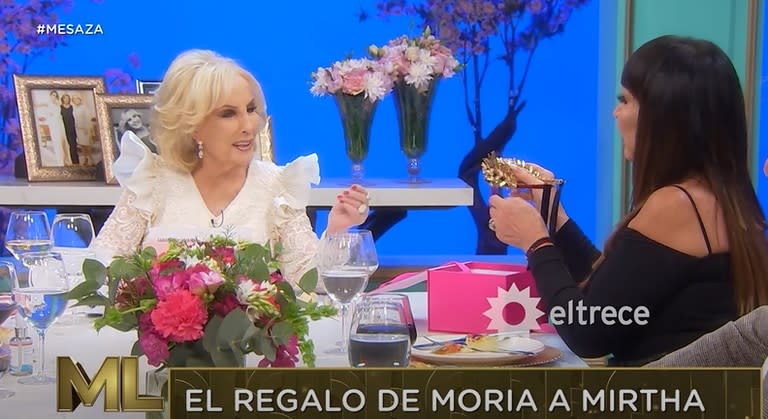 Moria Casán le entregó un regalo a Mirtha Legrand