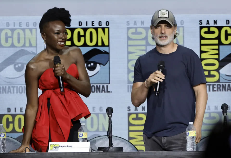 Andrew Lincoln und Kollegin Danai Gurira auf der Bühne beim „The Walking Dead“-Panel 2022 bei der Comic-Con International in San Diego. Foto: Getty Images