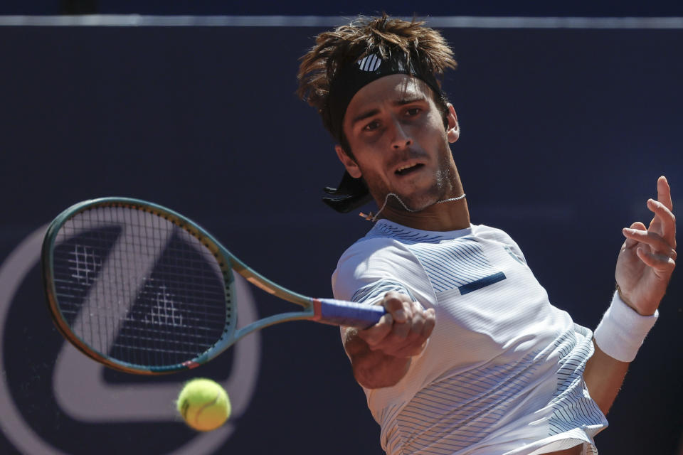 Tomas Martin Etcheverry of Argentina returns the ball against Casper Ruud of Norway during a semi final open tennis tournament in Barcelona, Spain, Saturday, April 20, 2024. (AP Photo/Joan Monfort)