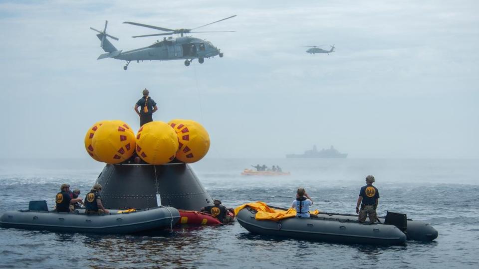 During Artemis 2 recovery simulations, helicopters from the U.S. Navy's Helicopter Sea Combat Squadron 23 