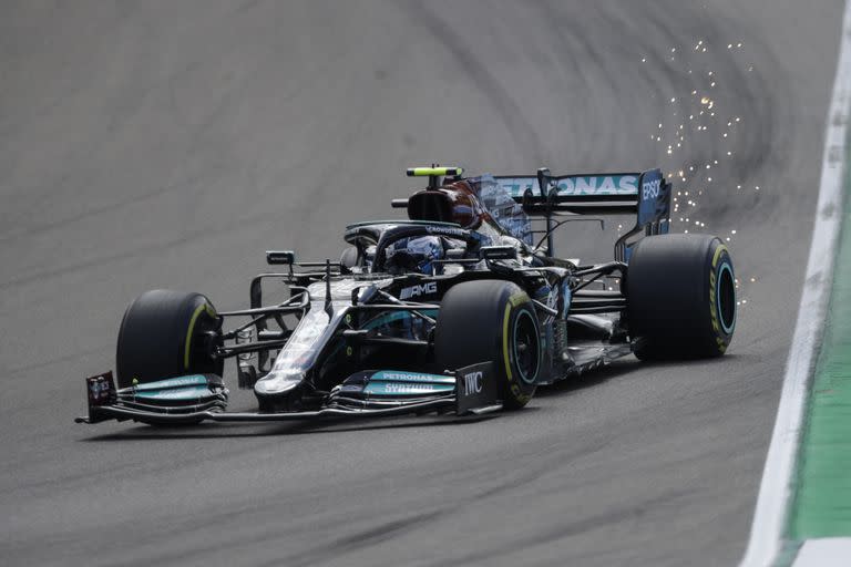 El piloto finlandés Valtteri Bottas, de Mercedes, conduce en la segunda sesión de práctica para el Gran Premio de Emilia Romagna de la Fórmula Uno, en el circuito de Imola, Italia, el viernes 16 de abril de 2021. (AP Foto/Luca Bruno)