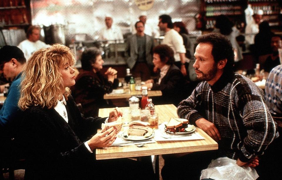 Bei Pastrami-Sandwiches unterhalten sich Harry und Sally über falsche Orgasmen. (Bild: ddp)