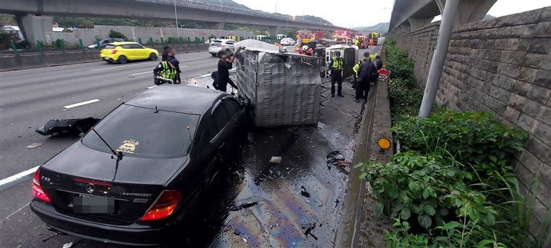 小貨車被後方撞擊，整輛車翻覆、解體。（圖／翻攝畫面）