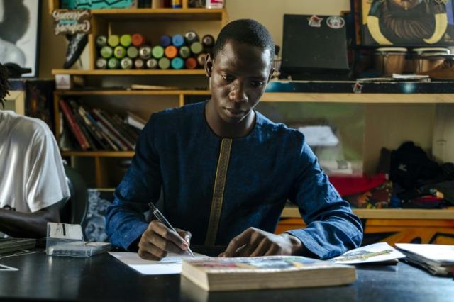 Ibrahima Soumaré lors d'un cours à l'école de graffiti RBS Akademya, le 26 avril 2023 à Guédiawaye, dans la banlieue de Dakar, au Sénégal