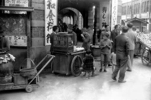 80年前的臺北街頭早餐名店，位在延平北路跟南京西路的光食堂前。（圖／夏門攝影、王佐榮、蒼壁出版提供）