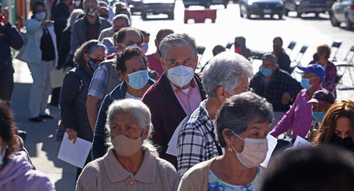 De nuevo, adultos mayores en Guadalajara esperan por horas aplicación de vacuna