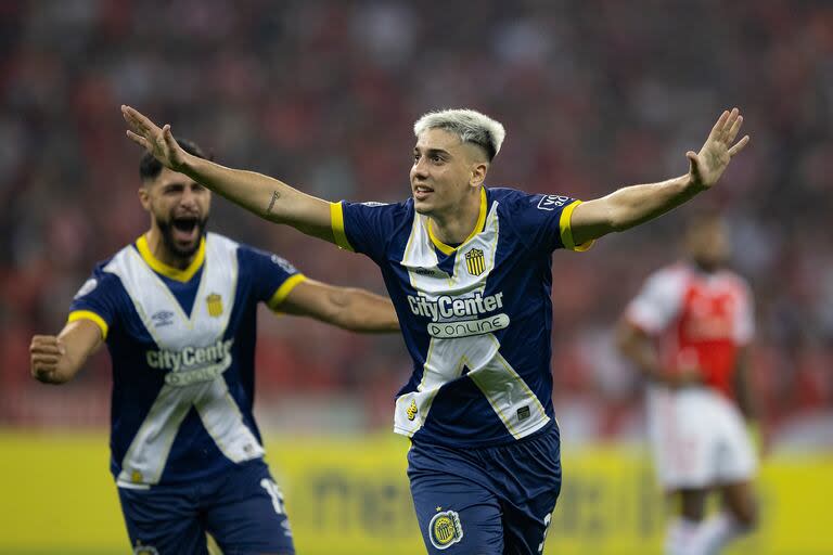 Festeja Agustín Sández su gol, con el uruguayo Facundo Mallo detrás; los cuatro defensores de Rosario Central participaron en el gol canalla en Porto Alegre contra Internacional, por la Copa Sudamericana.