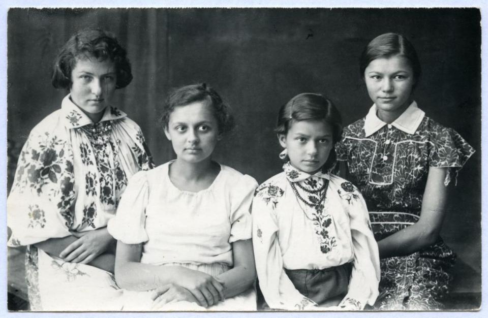 A group of girls in traditional Ukrainian clothes in Vinnytsia Oblast, Ukraine, 1938. (Ivan Honchar Museum Archive)
