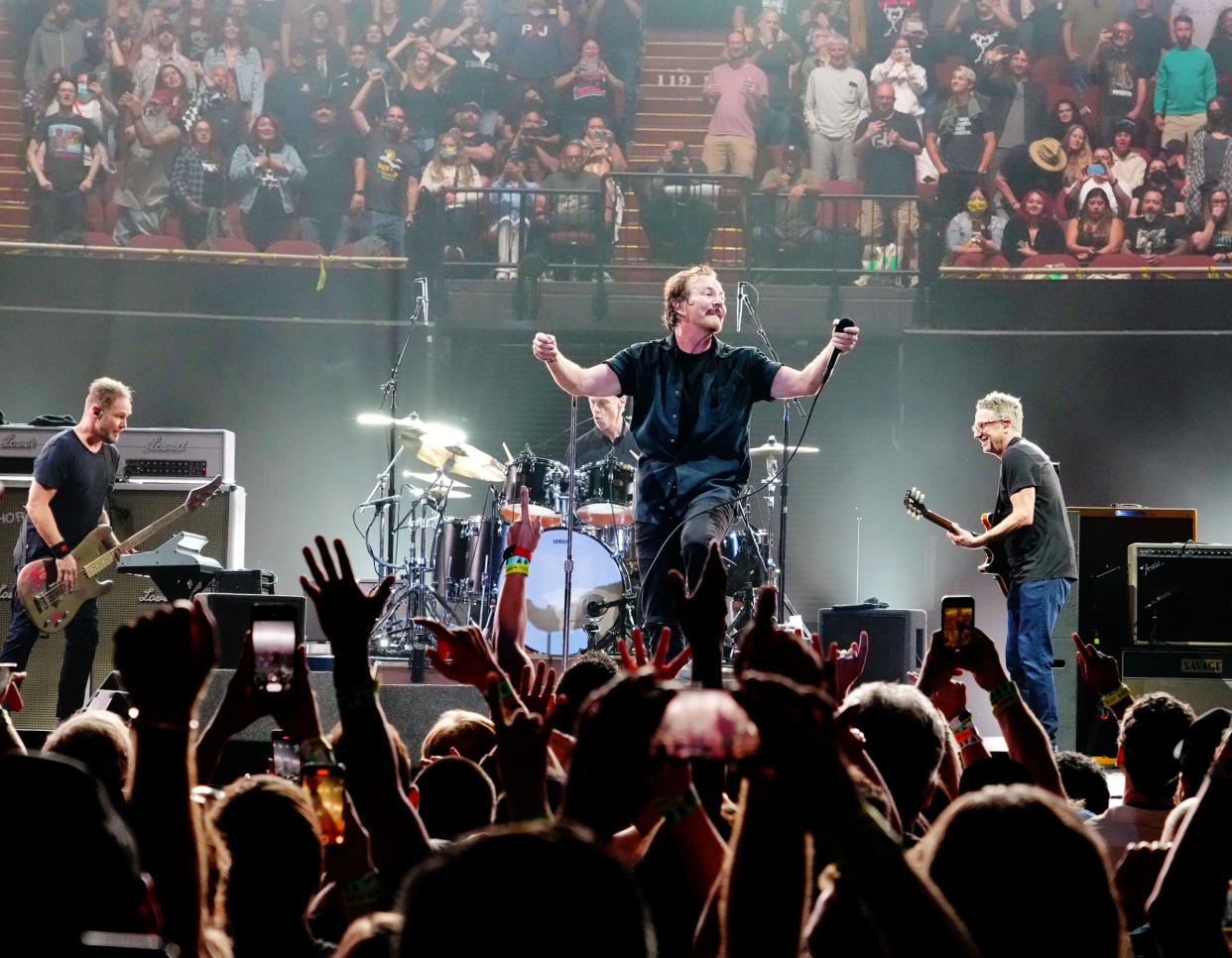 Pearl Jam Honoring 30th Anniversary Of 'Vs.' With Vinyl, Cassette Reissues
