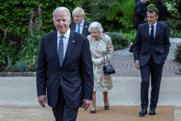 De gauche à droite, le président américain Joe Biden, le Premier ministre britannique Boris Johnson, la reine Elizabeth II et le président français Emmanuel Macroin, lors du G7 à Carbis Bay (Royaume-Uni), le 11 juin 2021 - Jack Hill © 2019 AFP