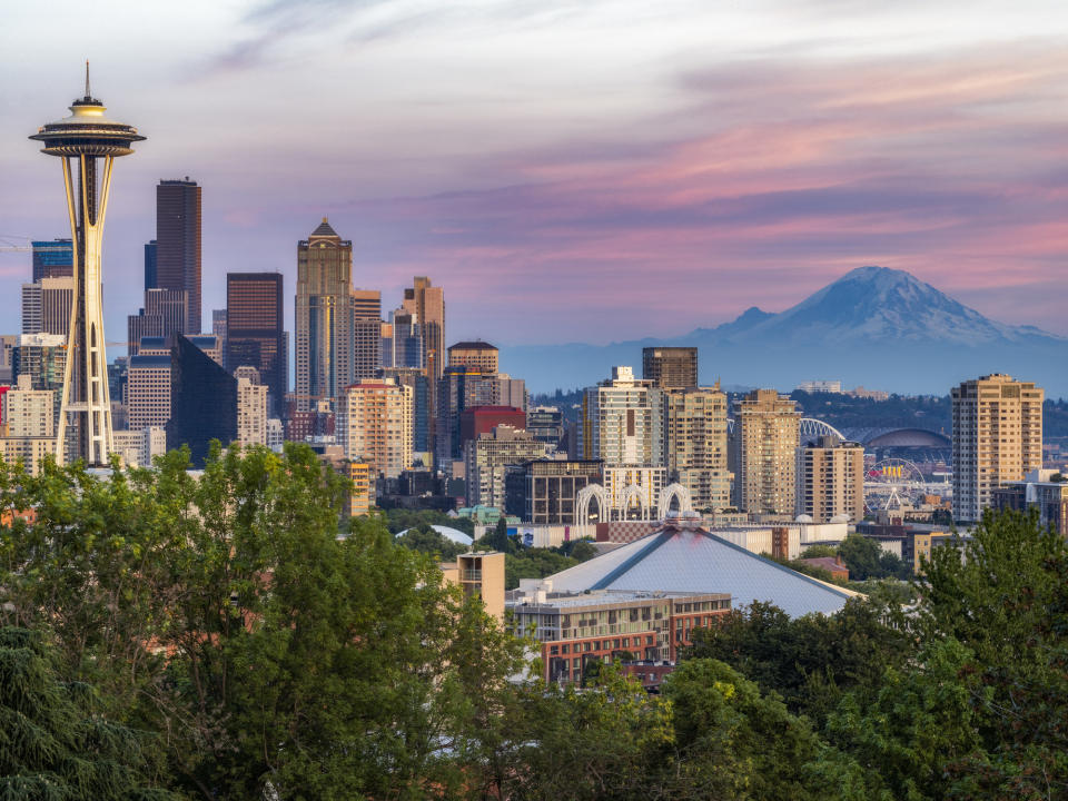 Seattle skyline with mountains in the distance