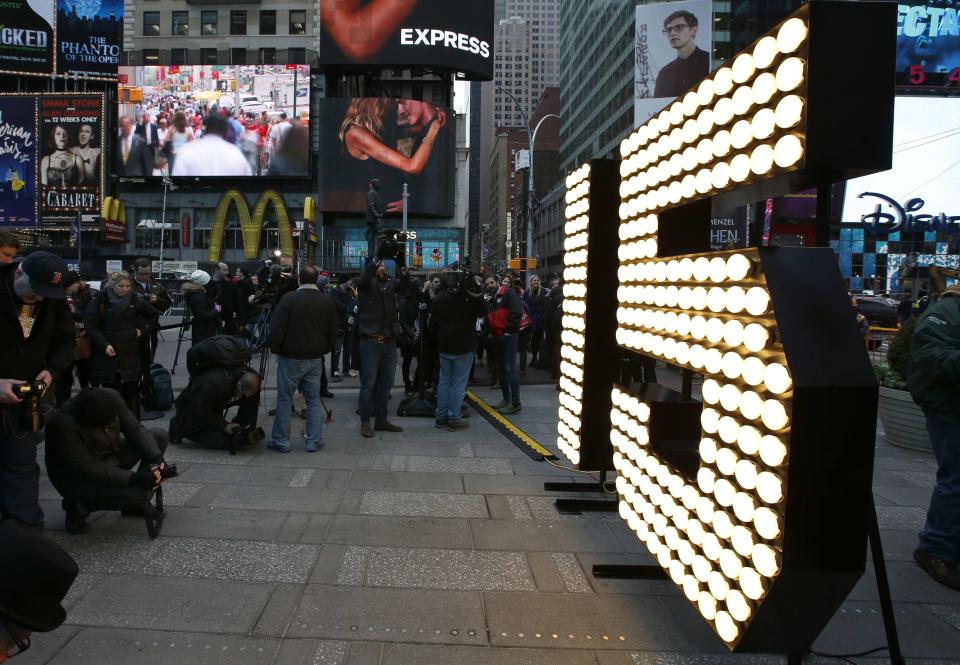 The New Year's Eve "15" numerals stand lit on the sidewalk after they were unloaded from a truck in Times Square in New York, December 16, 2014. The giant seven-foot-tall numerals will be installed atop One Times Square where they will be lit at midnight on New Year's eve at the completion of the Times Square 2015 ball drop celebration. REUTERS/Mike Segar (UNITED STATES - Tags: SOCIETY)