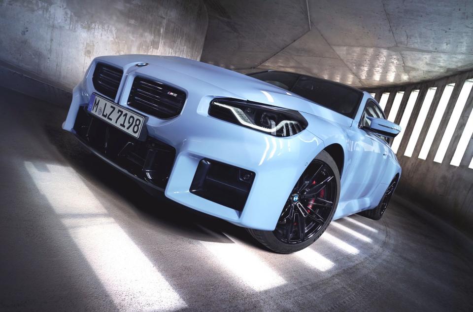 全新專屬BMW-M2的雙腎型橫柵式水箱護罩採無邊框設計，搭配大面積的矩形下氣壩與兩側進氣口，充滿賽車跑格且兼具優化空氣力學與冷卻效能設計，是全新世代BMW-M2最不容錯認的專屬設計語彙。