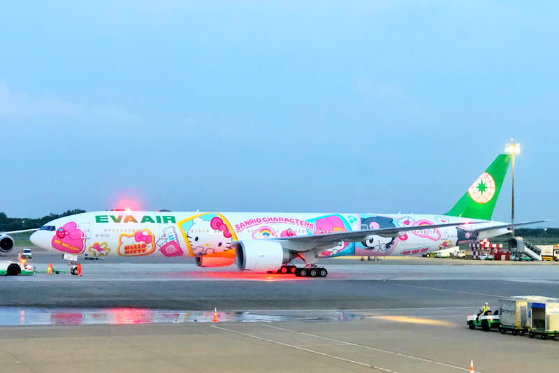 長榮航空推全新Hello Kitty彩繪機 長榮航空2024年與三麗鷗公司再度攜手推出3架全新 Hello Kitty彩繪機，首架「閨蜜機」28日正式亮相，並 在桃園國際機場舉行台北–芝加哥首航儀式。 中央社記者吳睿騏桃園機場攝  113年8月28日 