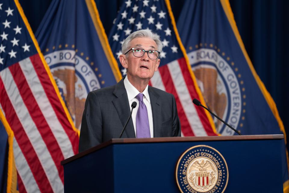 Il presidente della Federal Reserve statunitense Jerome Powell partecipa a una conferenza stampa a Washington, DC, USA, il 20 marzo 2024. Mercoledì la Federal Reserve americana ha lasciato i tassi di interesse invariati al massimo di 22 anni tra il 5,25% e il 5,5% in linea con le aspettative dei consumatori Dati recenti indicano il perdurare delle pressioni inflazionistiche.  (Foto di Liu Jie/Xinhua tramite Getty Images)