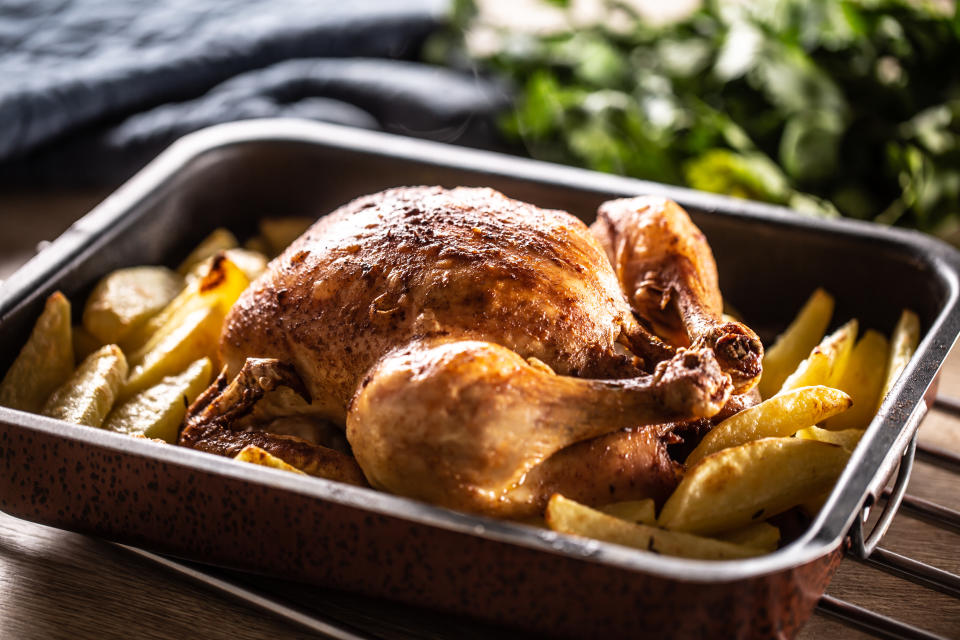 Según cocineros y especialistas de seguridad alimentaria el pollo debe consumirse bien cocido, nunca crudo. (Getty Creative)